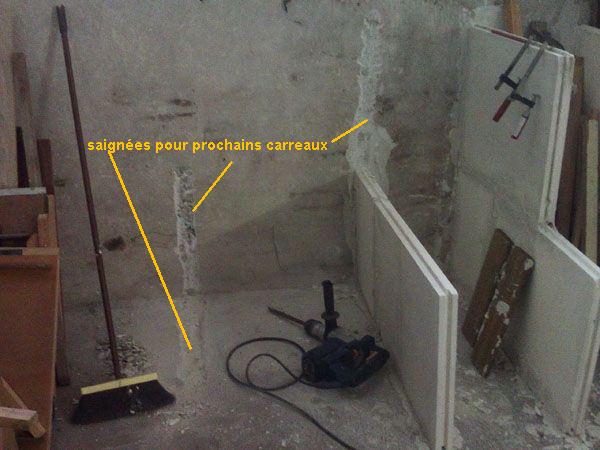 saignes dans sol et mur